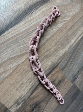 Collar rosa de eslabones