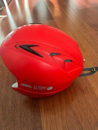 Casco de esquí rojo