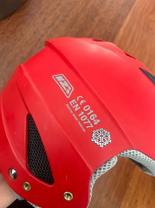 Casco de esquí rojo