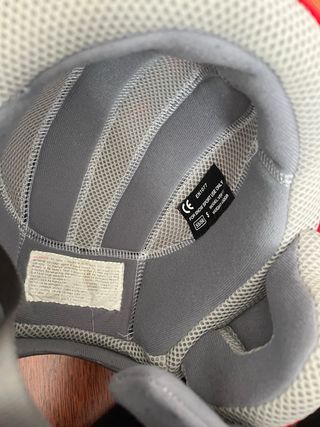 Casco de esquí rojo