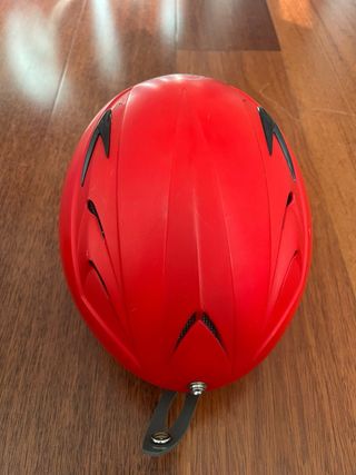 Casco de esquí rojo