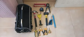 Bolsa de herramientas y varias herramientas