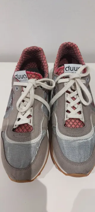 Zapatillas Duuo grises y plateadas