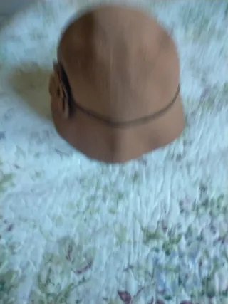 Sombrero beige con flor