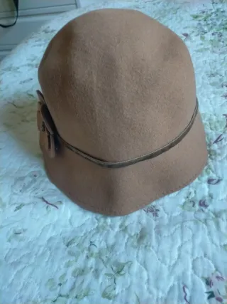 Sombrero beige con flor