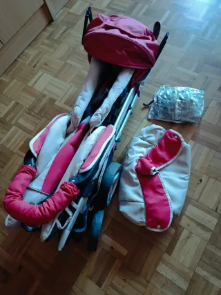 Cochecito de bebé rojo y beige