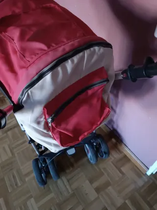Cochecito de bebé rojo y beige