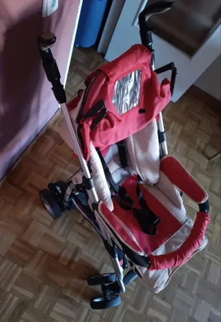 Cochecito de bebé rojo y beige