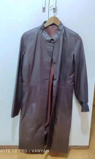 Gabardina de cuero marrón