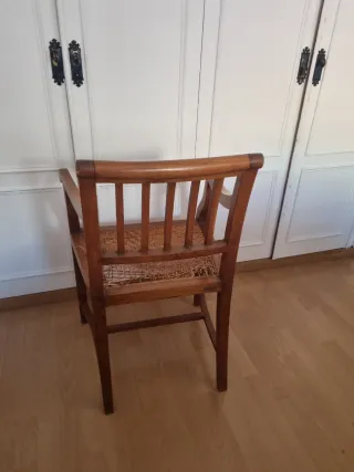 Silla de madera con asiento de mimbre