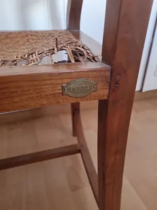 Silla de madera con asiento de mimbre