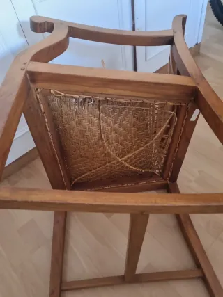 Silla de madera con asiento de mimbre
