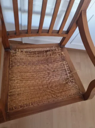 Silla de madera con asiento de mimbre