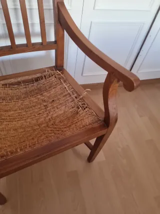 Silla de madera con asiento de mimbre