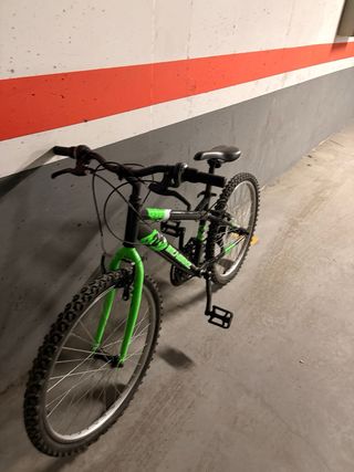 Bicicleta infantil negra y verde