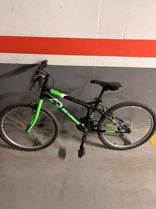Bicicleta infantil negra y verde