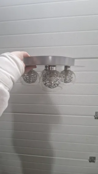 Lámpara de techo plateada y transparente