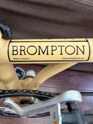 Bicicleta Brompton plegable color beige