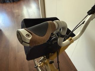 Bicicleta Brompton plegable color beige