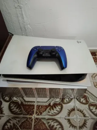 Consola PS5 con mando y cables