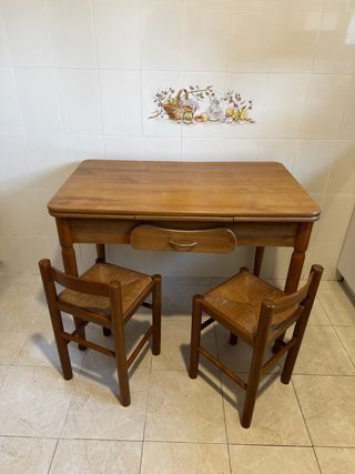 Mesa de madera con 2 sillas