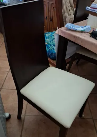 Mesa de salón y 4 sillas