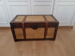 Baúl de madera con detalles en cuero y mimbre
