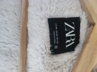 Abrigo acolchado Zara beige con capucha