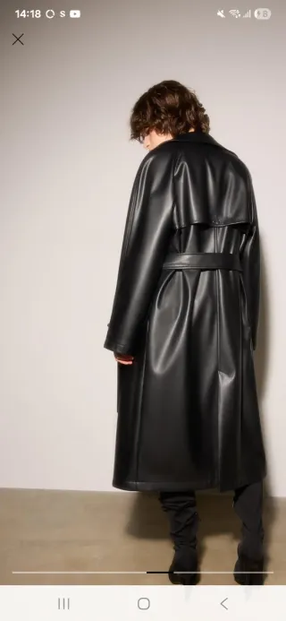 Abrigo largo cuero Stradivarius negro