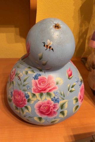 Calabaza decorada a mano flores y abejas.