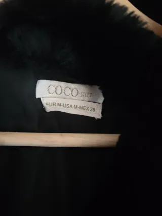 Abrigo de pelo negro con capucha