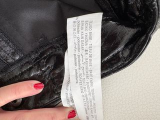 Falda negra efecto piel