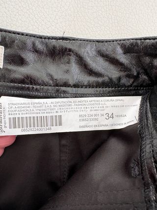 Falda negra efecto piel