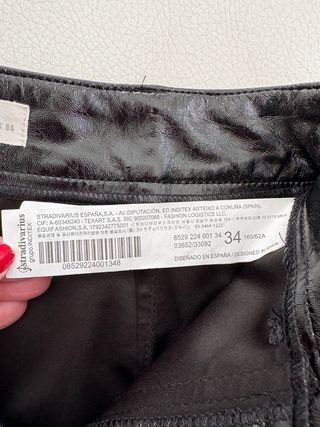 Falda negra efecto piel