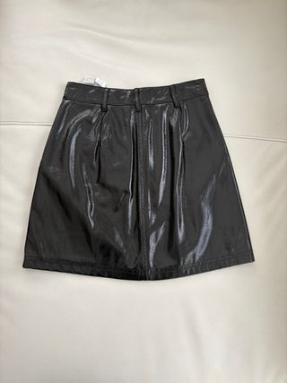Falda negra efecto piel