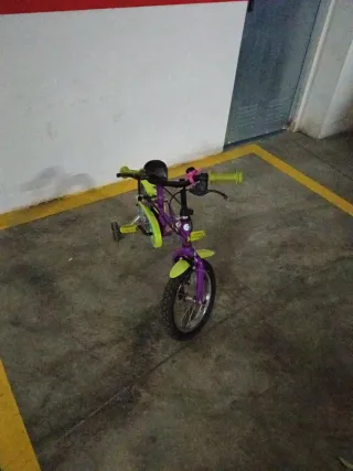 Bicicleta infantil morada con ruedines