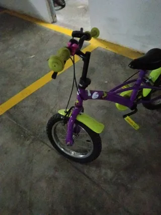 Bicicleta infantil morada con ruedines