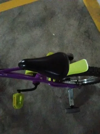 Bicicleta infantil morada con ruedines