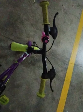 Bicicleta infantil morada con ruedines