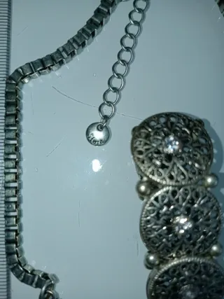 Collar y pulsera plateados