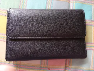 Cartera de piel negra