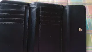 Cartera de piel negra