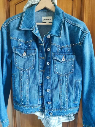 Cazadora vaquera Stradivarius tachuelas