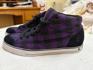 Zapatillas Kustom moradas y negras