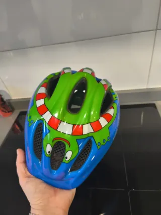 Casco infantil de bicicleta con diseño cocodrilo