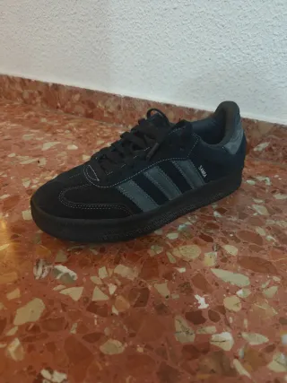 Adidas Samba XLG negras y grises.