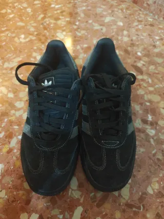 Adidas Samba XLG negras y grises.