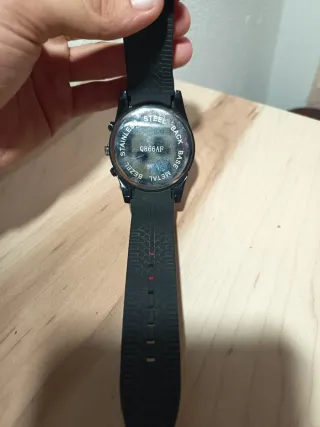 Nuevo Reloj Negro con Detalles Rojos