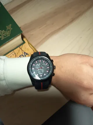 Nuevo Reloj Negro con Detalles Rojos