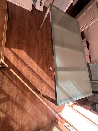 Mesa de cristal y patas de metal